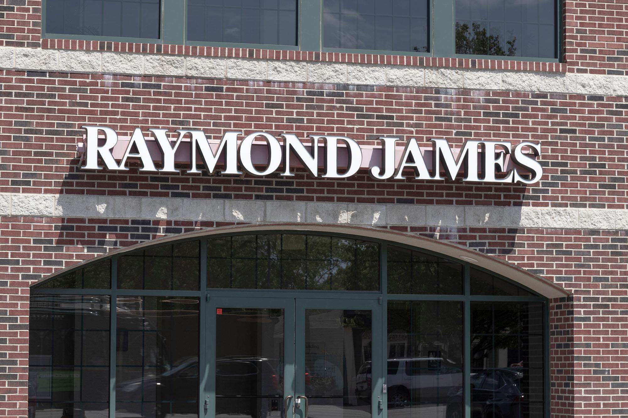 Raymond James to pay $1.9M over failing to supervise mutual fund  transactions | News Brief | Compliance Week